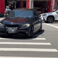 BMW車貼警友證！違停嗆人「催油門撞人」 荒唐行為全錄下