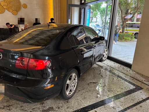 影/醉男載3歲兒駕車撞進社區大廳 落跑躲工地被逮