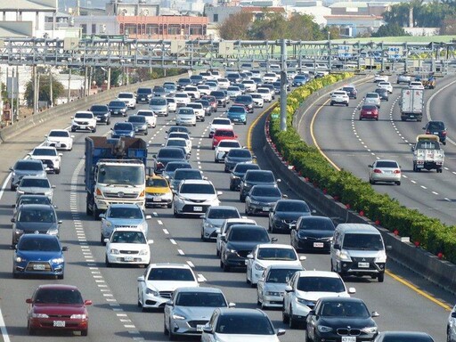 上國道「副駕睡覺」 警察拍起來送3千元「超大禮」
