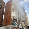 影/板橋住宅大樓火警濃煙狂竄 1女意識不清緊急送醫