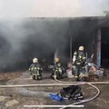 北市社子鐵皮倉庫火警 悶燒1.5hrs幸無人傷