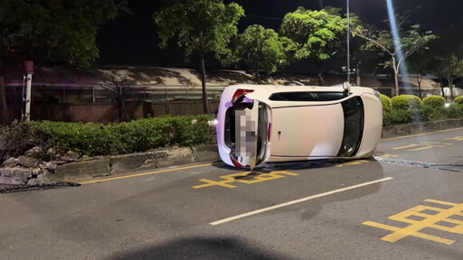 高雄凌晨巨響！30歲男恍神撞碎安全島 車輛90度翻覆