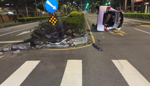 高雄凌晨巨響！30歲男恍神撞碎安全島 車輛90度翻覆