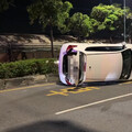 高雄凌晨巨響！30歲男恍神撞碎安全島 車輛90度翻覆