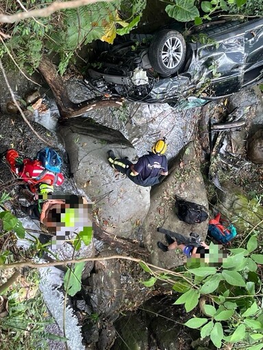影/大雪山林道37歲女載德籍女墜7樓深河谷 Lexus休旅車摔爛