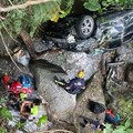 影/大雪山林道37歲女載德籍女墜7樓深河谷 Lexus休旅車摔爛