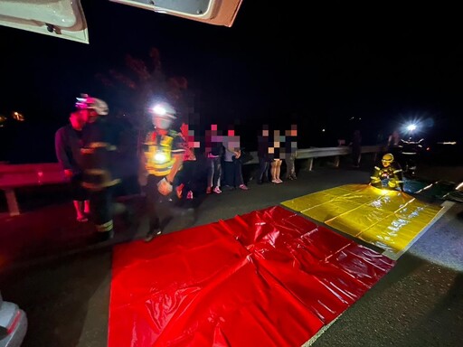 影/國3竹山段6車追撞11傷「1人重傷昏迷」零件散落一地