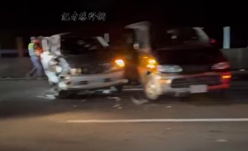 影/國3竹山段6車追撞11傷「1人重傷昏迷」零件散落一地