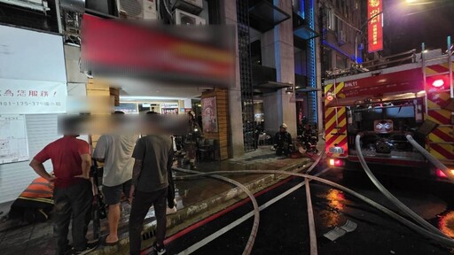 板橋宵夜街驚魂!燒烤店排油煙管起火 幸無傷亡受困