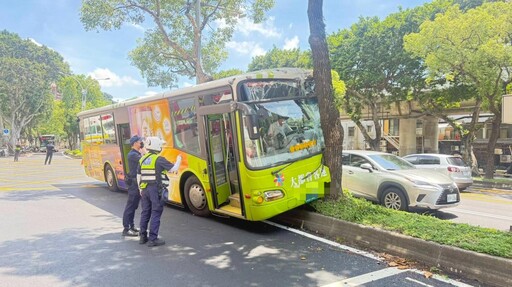 影/北市260公車突衝撞路樹 7人受傷