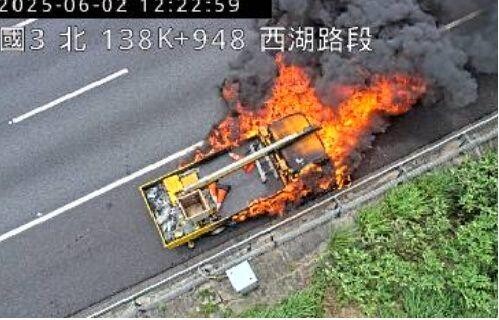 悚!國3通霄段高空作業工程車狂燃 火煙釀南北大回堵