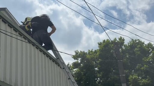苗栗透天厝2樓竄火舌濃煙!爸媽急逃 兒爬鄰居屋頂獲救