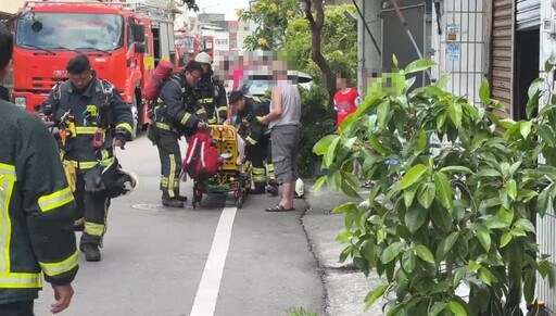 苗栗透天厝2樓竄火舌濃煙!爸媽急逃 兒爬鄰居屋頂獲救