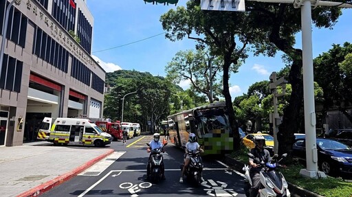 影/北市260公車恍神撞分隔島6傷 大都會道歉賠3千紅包