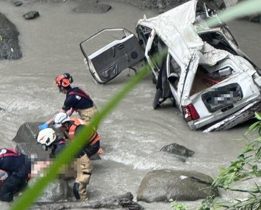 影/阿里山公路廂型車墜谷 47歲男溺斃溪水當場死亡