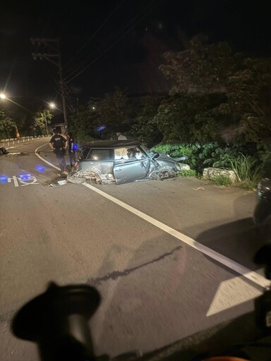 桃園南崁慘烈車禍！撞斷電桿車全毀「引擎整顆噴出」