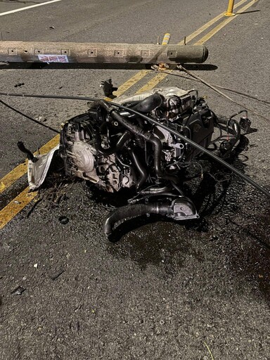 桃園南崁慘烈車禍！撞斷電桿車全毀「引擎整顆噴出」