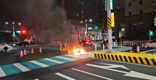 影/二手電動機車騎到一半冒煙！台中男急跳車 下秒變火球