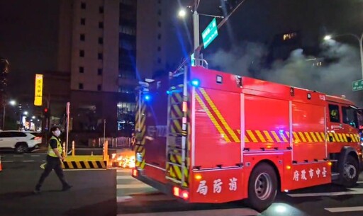 影/二手電動機車騎到一半冒煙！台中男急跳車 下秒變火球
