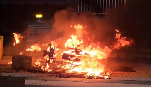 影/二手電動機車騎到一半冒煙！台中男急跳車 下秒變火球
