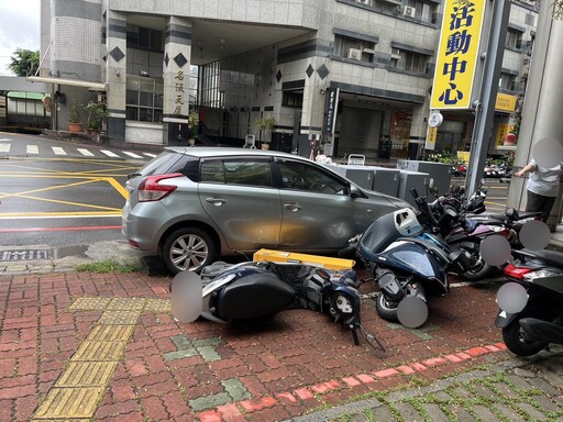 影/高齡肇事女版!台南嬤「暴衝撞8車」變形現場直擊
