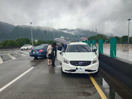 影/「高齡+逆向+無照」88歲翁開上國5 害3車連環撞