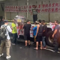 拖吊車業者抬棺圍交通部！ 要求全面豁免過磅檢查