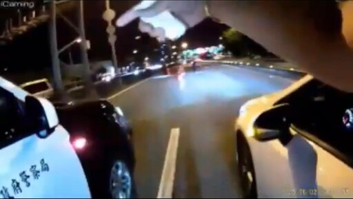 影/男子遇臨檢3警拔槍 北市警:依規定執勤