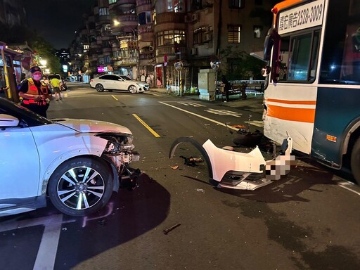 新北公車出事!慘遭昏沉女開車撞擊、「車頭全毀」現場直擊