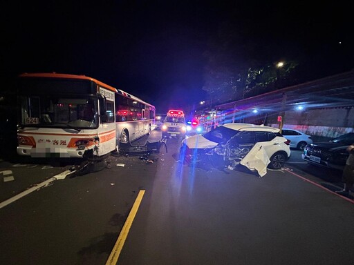 新北公車出事!慘遭昏沉女開車撞擊、「車頭全毀」現場直擊