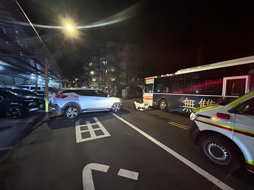 新北公車出事!慘遭昏沉女開車撞擊、「車頭全毀」現場直擊