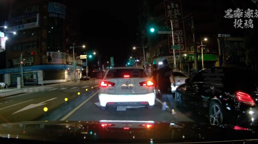 綠燈不走起爭議?賓士男烙同夥下車叫囂 還闖燈追有夠危險