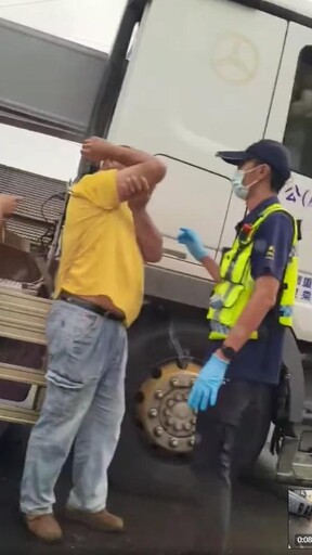 影/差1cm就家屬答禮!嘉義拖板車頭遭貫穿「駕駛逃劫」
