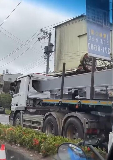 影/差1cm就家屬答禮!嘉義拖板車頭遭貫穿「駕駛逃劫」