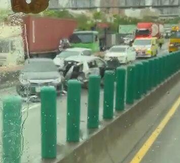 影/高雄國1末端「5車連環追撞」全線封閉、傷亡不明