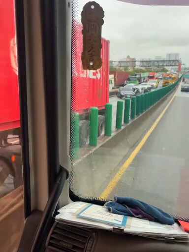 影/高雄國1末端「5車連環追撞」全線封閉、傷亡不明