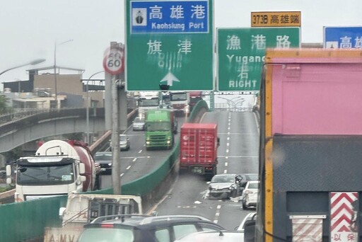 影/高雄國1末端「5車連環追撞」全線封閉、傷亡不明