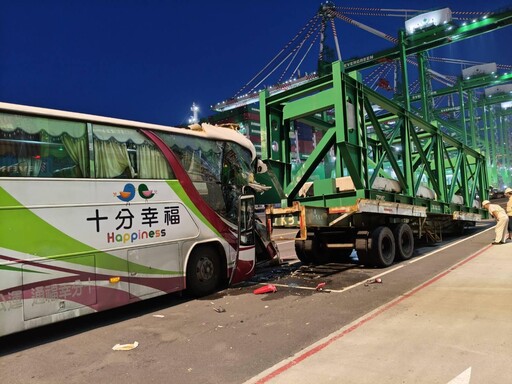 高雄港「十分幸福」接駁車追撞板台!「鐵柱插入」玻璃全碎