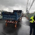 台南安定便道遭掏空！貨車受困「輪胎大」坑洞