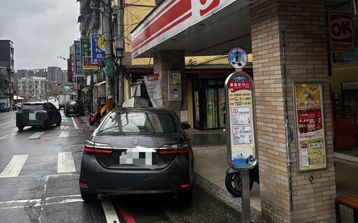 影/基隆轎車暴衝撞斷瓦斯管線 肇事駕駛棄車逃逸