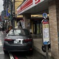 影/基隆轎車暴衝撞斷瓦斯管線 肇事駕駛棄車逃逸