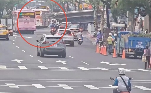 影/北市曳引車鋼條砸行進中公車 駕駛手臂濺血