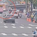 影/北市曳引車鋼條砸行進中公車 駕駛手臂濺血