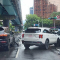 影/北市多元計程車與2保時捷擦撞 3車受損幸無人傷