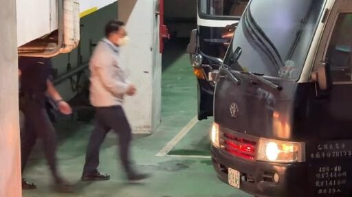 影/前綠委陳歐珀羈押禁見!狼狽上囚車送往看守所