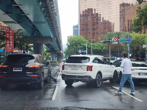 影/打方向燈秒左切！KIA雙擊保時捷 警斷肇責：變換車道不當