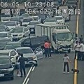 影/國1高架南向50K嚴重車禍 「多車撞成一團」現場慘烈