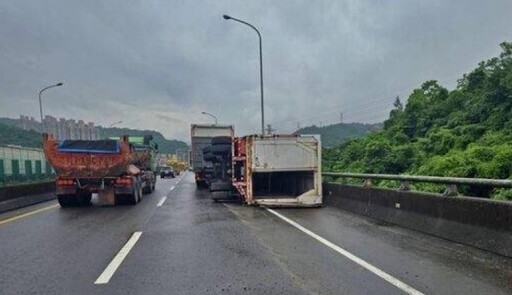 基隆台62線貨櫃車失控側翻 貨物傾瀉散落車道