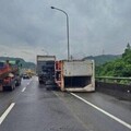 基隆台62線貨櫃車失控側翻 貨物傾瀉散落車道