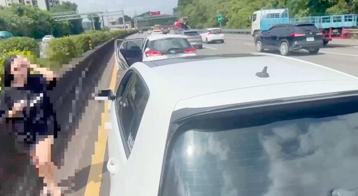 影/國道連環撞!事故車雪白妹「真誠彎腰」 大家微笑了